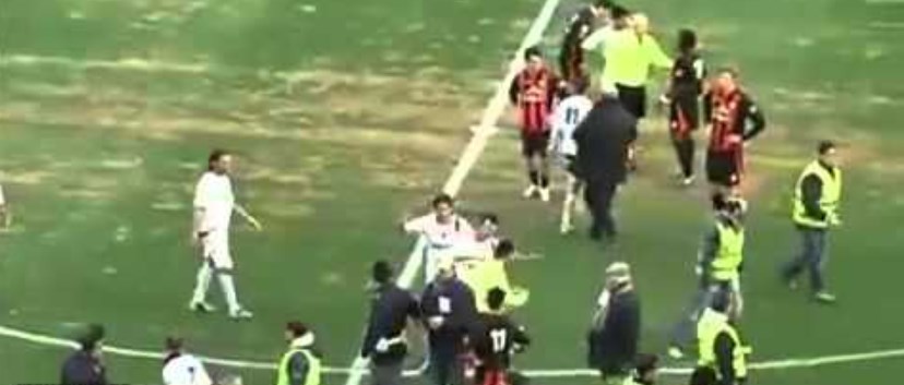 Rissa in campo, litigio tra la squadra del Santo e del prete anti camorra