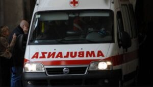 Madre scaraventa la figlia neonata a terra e tenta il suicidio, la piccola è deceduta