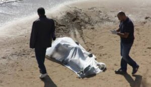 Dramma nel Napoletano, donna si tuffa in mare e muore assiderata