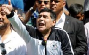 Maradona contro lo striscione che lo ritrae nella curva della Juve: "Pronto a fare causa"