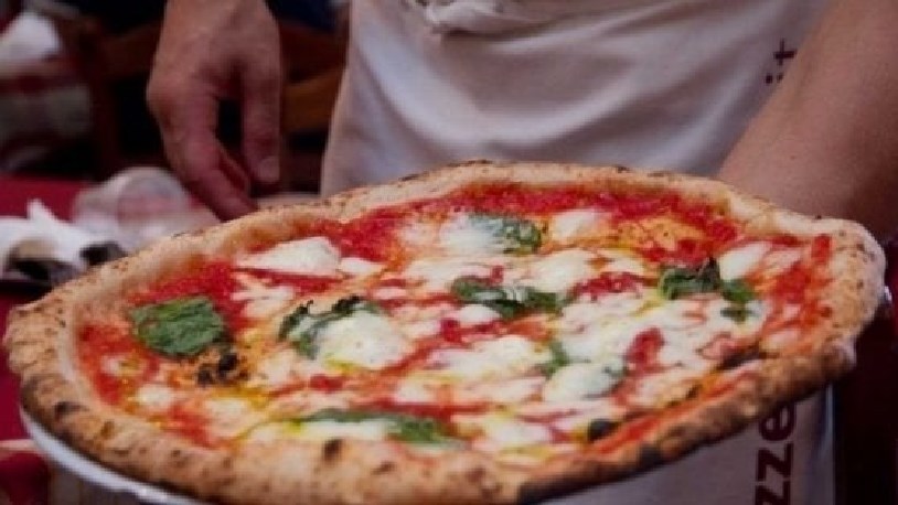 Napoli, per l'Epifania vince la solidarietà: pizze gratis per i clochard