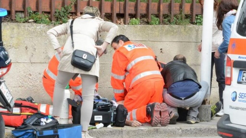 Dramma nel napoletano, uomo si accascia al suolo e muore per strada