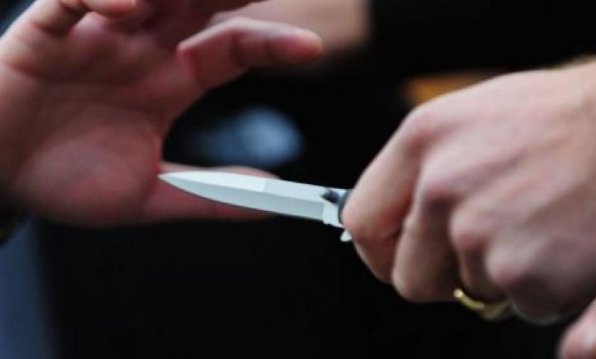 Follia in strada, giovane accoltella fidanzata incinta dopo una lite