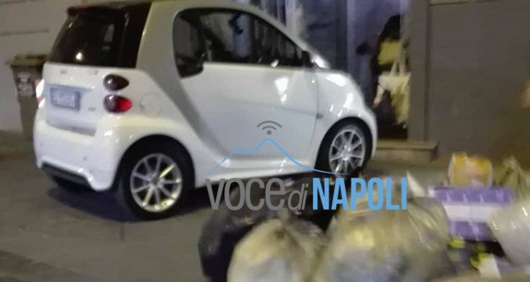 Il sabato a via Chiaia, tra rifiuti, via vai di motorino e parcheggio auto