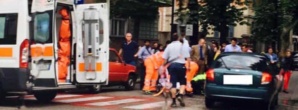 Pirata della strada investe 20enne, arrestato: il giovane è in pericolo di vita