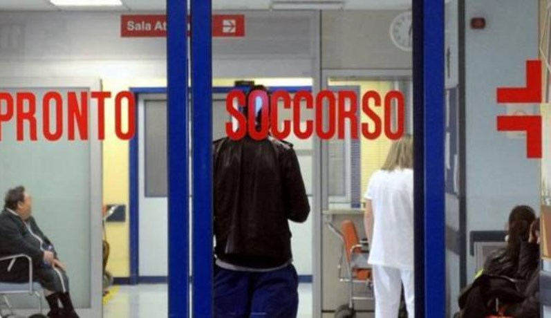 Va al Santobono per suo figlio e poi spacca un vetro del triage