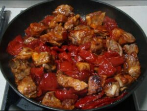 ‘A carne ‘e puorco cu ‘e patane e papaccelle, la ricetta originale della tradizione