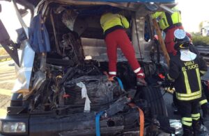 Incidente mortale sull'A16, deceduto un camionista napoletano