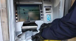 Pomigliano, rapina "esplosiva" al bancomat: ladri in fuga col bottino