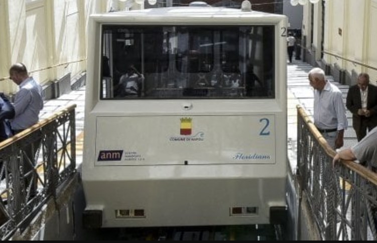 ANM, il comune getta la spugna e stoppa il prolungamento degli orari: l'ironia dei napoletani