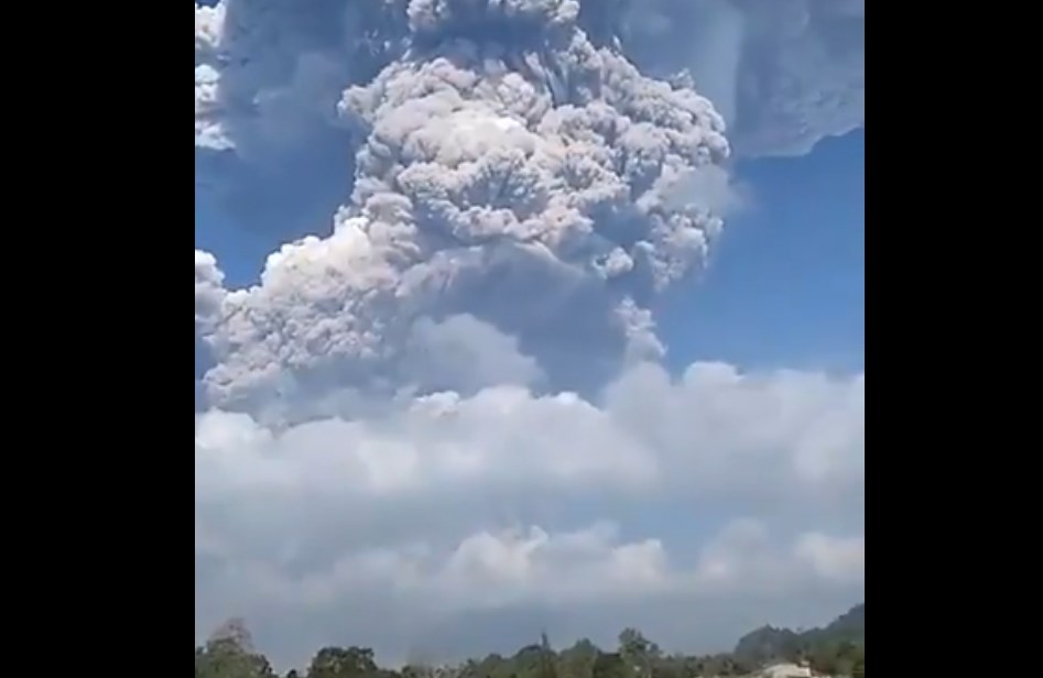 Indonesia, lo spettacolo del vulcano Sinabung