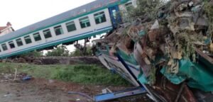 Torino, scontro tra un tir e un treno: due morti e 20 feriti