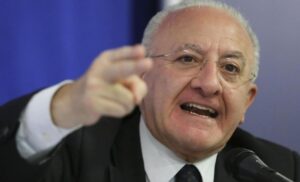 "Per un pugno di voti", De Luca torna sceriffo e insegue Salvini