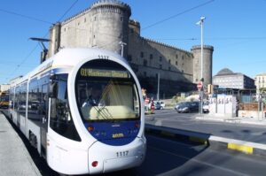 Via Marina, torna il tram da San Giovanni al a Piazza Municipio: tra un mese via alle corse