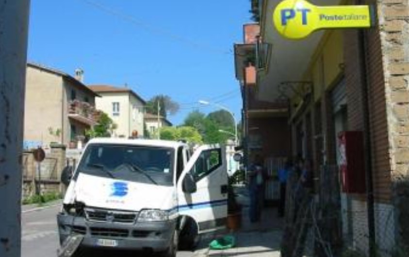 Paura a Maddaloni, assalto al portavalori delle poste: vigilante ferito