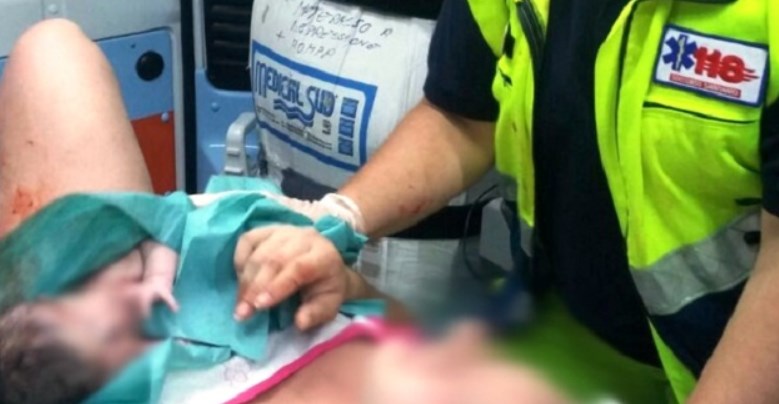 Rompe le acque mentre arriva l'ambulanza, donna partorisce a bordo del 118
