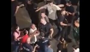 17enne muore in un incidente, i parenti invadono il Pellegrini