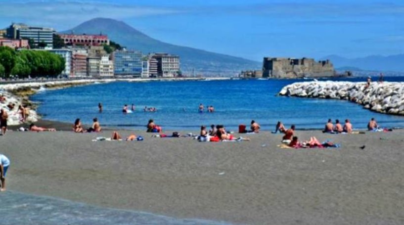 Napoli, è fine ottobre ma sembra primavera: gente in spiaggia sul lungomare
