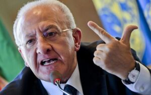 De Luca scatenato, sanità e lavoro i temi poi l'attacco a De Magistris