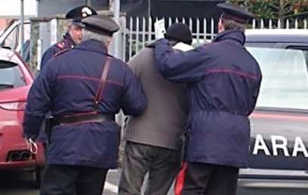 Padre tenta di uccidere il fidanzato della figlia, aiutato dal fratello: tragedia sfiorata a Massa Lubrense