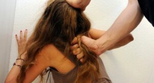 Licola, a 16 anni abusata dallo zio: lei lo denuncia e lui tenta il suicidio