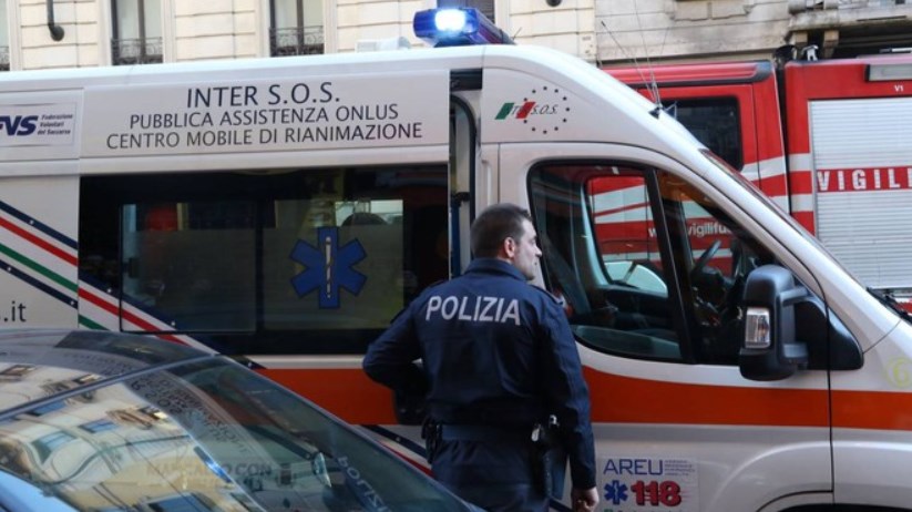 Si barrica in casa e le dà fuoco, la moglie nascosta nell'armadio aggredisce gli agenti