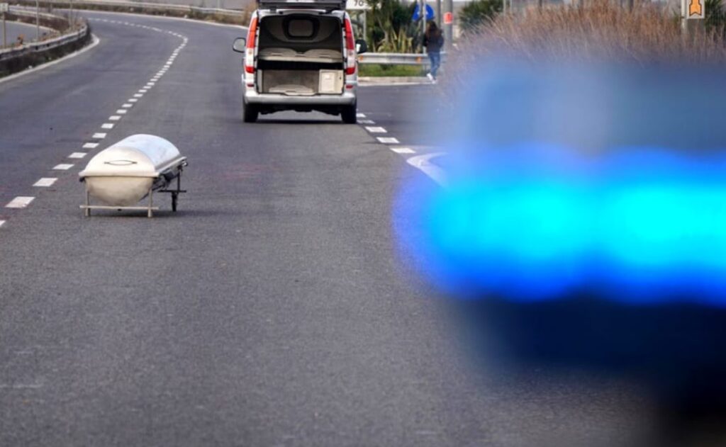 Tragedia sull'Asse Mediano, uomo travolto e ucciso da un'auto in corsa