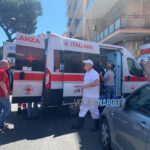 Paura in via Manzoni, lastra di legno cade da balcone e colpisce il parcheggiatore del supermercato