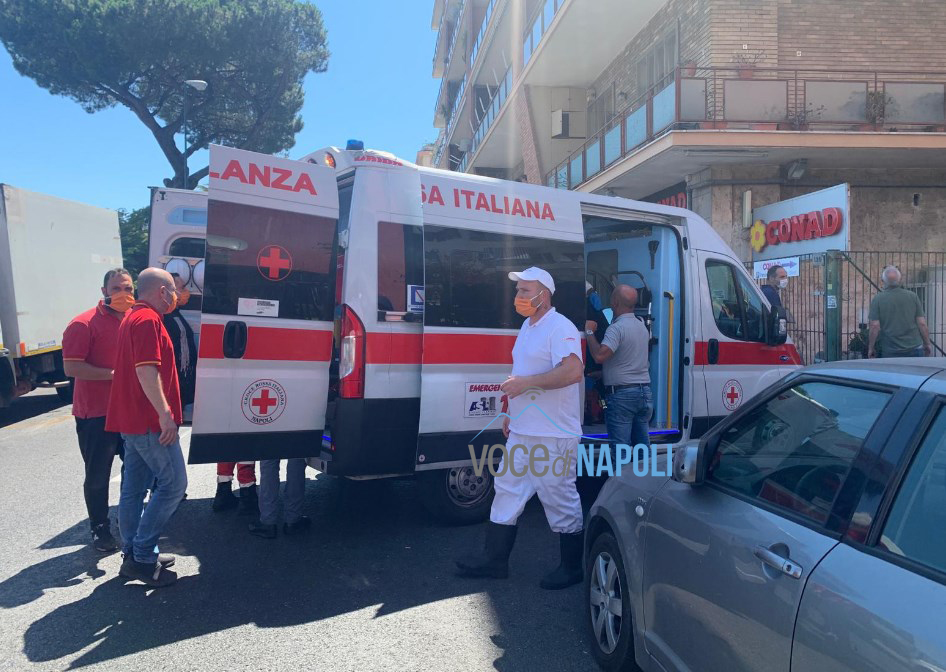 Paura in via Manzoni, lastra di legno cade da balcone e colpisce il parcheggiatore del supermercato