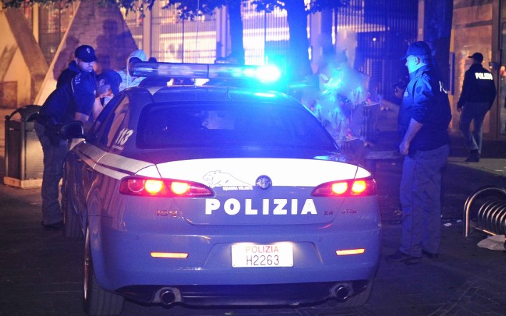 Orrore nel centro di accoglienza, uomo trovato morto con il volto tumefatto