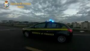 Blitz della Guardia di finanza, sequestri contro i clan Di Lauro e Bocchetti