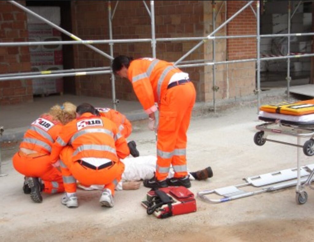 Operaio in fin di vita, è caduto dal tetto dell'azienda mentre lavora