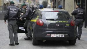 Blitz della finanza, sequestrate due società: su di loro l'ombra del clan Cesarano