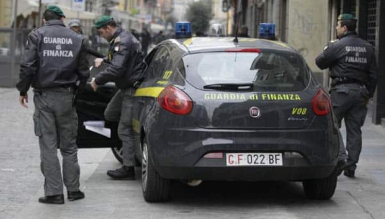 Blitz della finanza, sequestrate due società: su di loro l'ombra del clan Cesarano