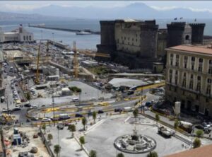 Piazza Municipio, ci saranno bar e tavolini