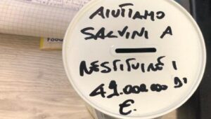 Napoli, ironia anti-Salvini al ristorante: "Aiutiamolo a restituire i 49 milioni"
