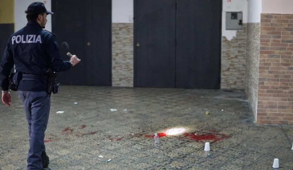 Agguato ad Acerra, due persone colpite in strada: entrambe sono in gravi condizioni