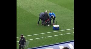 "È morto Astori", la notizia arriva all'ex compagno di squadra che crolla in campo