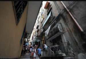 Tentato suicidio ai Quartieri Spagnoli, 24enne si lancia dal balcone di casa: è in ospedale