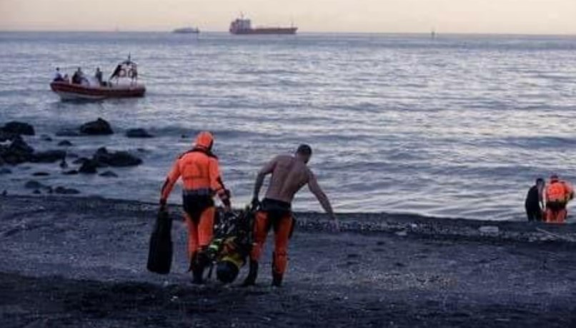Tragedia al Molosiglio, giovane si tuffa in mare e muore