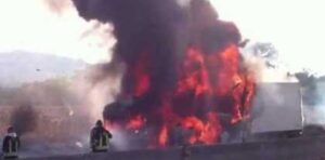 Tir in fiamme sull'A16, vigili del fuoco in azione: disagi per la viabilità