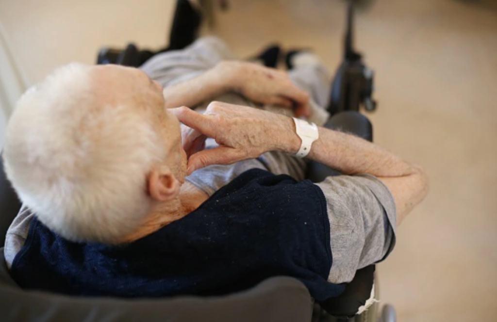 Coronavirus, anziano di 97 anni guarito dal Coronavirus a Torino: "Iniziamo a somministrare cura napoletana"