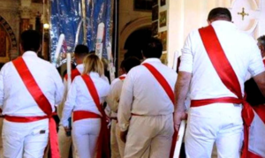 30 fujenti dei gruppi della Madonna dell'Arco davanti al Santuario, fermati e multati