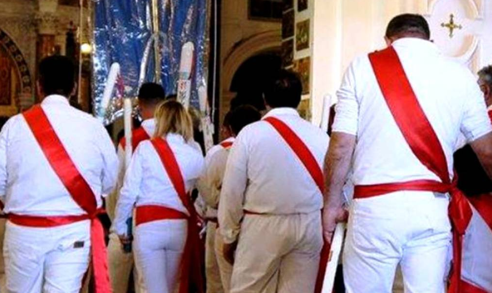 30 fujenti dei gruppi della Madonna dell'Arco davanti al Santuario, fermati e multati