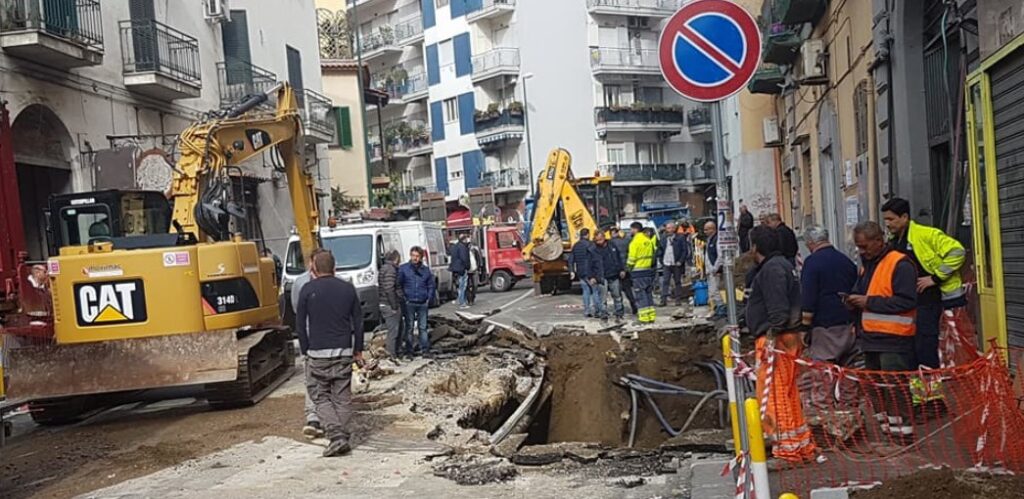 Crolli, evacuazioni e danni idrici. Napoli in ginocchio? L'opinione dell'esperto