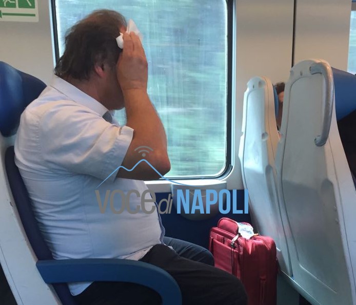 Treno Cilento-Napoli, niente aria condizionata e finestrini bloccati: passeggeri stremati