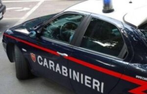 Tenta di lanciarsi dal balcone con la figlia, salvate dai carabinieri