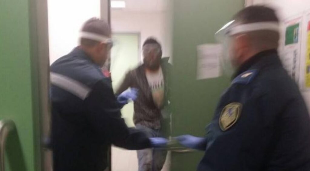 Napoli, ennesima aggressione in un pronto soccorso, non visitano il figlio, colpisce porta di ingresso
