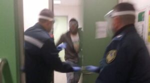 Napoli, ennesima aggressione in un pronto soccorso, non visitano il figlio, colpisce porta di ingresso