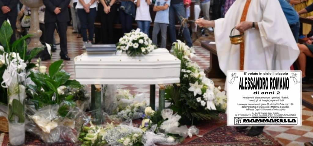 Bimbo di 2 anni muore soffocato, folla per l'ultimo saluto al piccolo